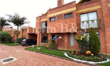 Casa en venta por $600.000.000 COP, 225 m2, tres niveles, esquinera