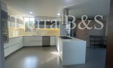 ARRIENDO DE AMPLIA CASA EN SAN SIMÓN, 336 M2 $13'900.000