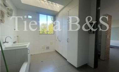 ARRIENDO DE AMPLIA CASA EN SAN SIMÓN, 336 M2 $13'900.000