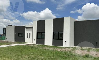 Casa en venta con renta - Barrio San Felipe, Canning