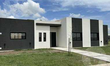 Casa en venta con renta - Barrio San Felipe, Canning