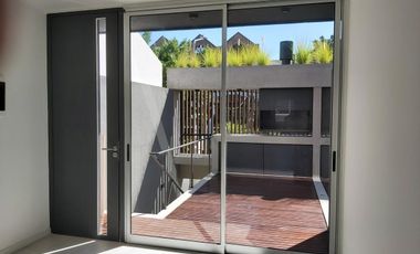 Excelente unidad 3 ambientes con terraza propio, cochera cubierta. Detalles de categ. Olivos