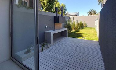 Excelente unidad 3 ambientes con terraza propio, cochera cubierta. Detalles de categ. Olivos