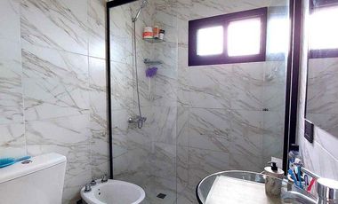 Casa en venta - 4 Dormitorios 3 Baños - Cochera - 405Mts2 - Mar Chiquita