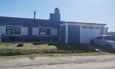 Casa en venta - 4 Dormitorios 3 Baños - Cochera - 405Mts2 - Mar Chiquita