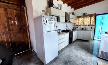 Casa en venta - 4 Dormitorios 3 Baños - Cochera - 405Mts2 - Mar Chiquita