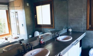 Importante casa con costa de lago en Bariloche