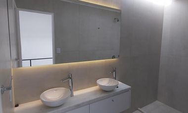 Excelente unidad 3 ambientes con terraza propio, cochera cubierta. Detalles de categ. Olivos