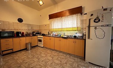 Venta de casa de 3 ambientes con cochera en Wilde