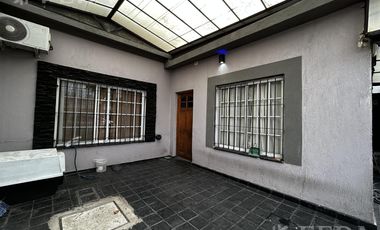 Venta de casa de 3 ambientes con cochera en Wilde