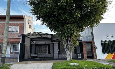 Venta de casa de 3 ambientes con cochera en Wilde