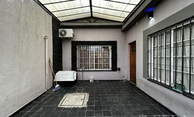 Venta de casa de 3 ambientes con cochera en Wilde