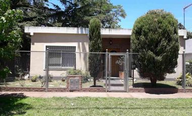 Casa en venta - 3 Dormitorios 1 Baño - Cochera - 405Mts2 - Burzaco