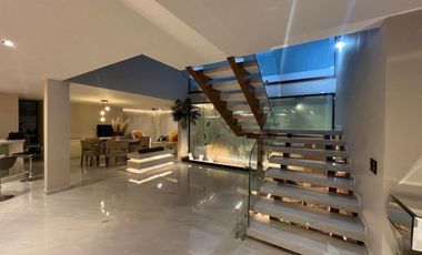 CASA DE LUJO REMODELADA EN VENTA