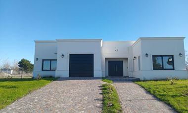 Casa en venta - 3 Dormitorios 5 Baños - 690Mts2 - Mar del Plata