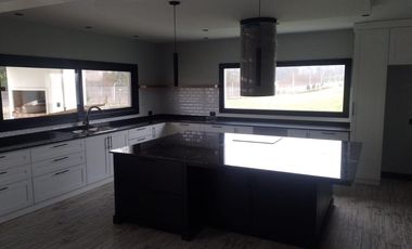Casa en venta - 3 Dormitorios 5 Baños - 690Mts2 - Mar del Plata