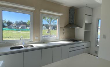 Venta a estrenar Casa de 4 amb con parrilla y pileta Canning Barrio Santa Ines