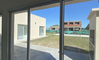 Venta a estrenar Casa de 4 amb con parrilla y pileta Canning Barrio Santa Ines