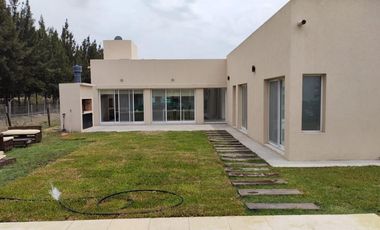 Venta a estrenar Casa de 4 amb con parrilla y pileta Canning Barrio Santa Ines