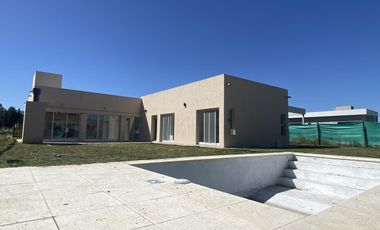 Venta a estrenar Casa de 4 amb con parrilla y pileta Canning Barrio Santa Ines