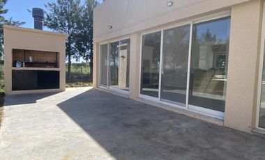 Venta a estrenar Casa de 4 amb con parrilla y pileta Canning Barrio Santa Ines
