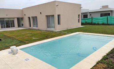 Venta a estrenar Casa de 4 amb con parrilla y pileta Canning Barrio Santa Ines