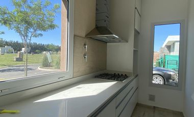 Venta a estrenar Casa de 4 amb con parrilla y pileta Canning Barrio Santa Ines