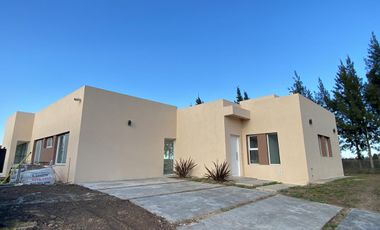Venta a estrenar Casa de 4 amb con parrilla y pileta Canning Barrio Santa Ines