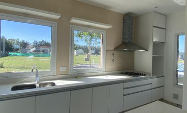 Venta a estrenar Casa de 4 amb con parrilla y pileta Canning Barrio Santa Ines