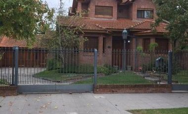 Importante chalet en zona residencial - Monte Grande