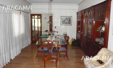 Importante chalet en zona residencial - Monte Grande