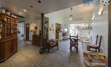 PH venta de 5 ambientes gran patio fondo arbolado quincho con parrilla y terraza