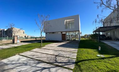 Casa Venta o Alq. de 3 dorm en Ceibos, Puertos del Lago