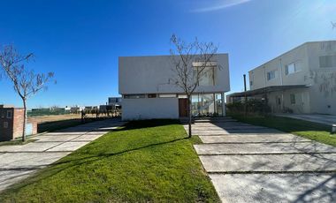 Casa Venta o Alq. de 3 dorm en Ceibos, Puertos del Lago