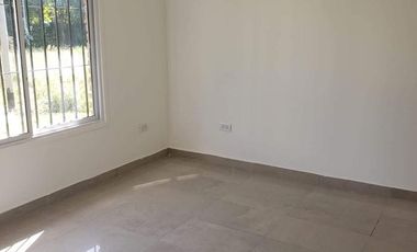 Casa a estrenar en Barrio Cerrado sin expensas El Relincho Bosques Souriguez sobre lote de 600 m2.