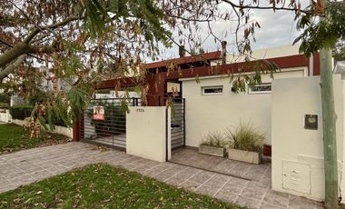 Casa en venta - 4 Dormitorios 3 Baños - 350mts2 - Miramar