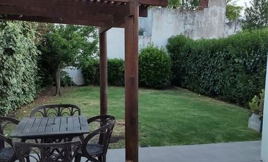 Casa en venta - 4 Dormitorios 3 Baños - 350mts2 - Miramar