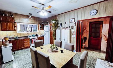 Casa en venta - 2 Dormitorios 1 Baño - Cocheras - 420Mts2 - Berisso