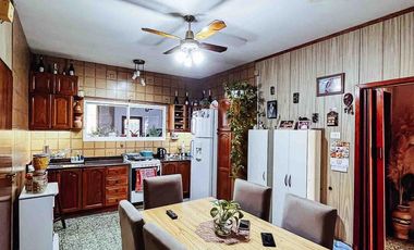 Casa en venta - 2 Dormitorios 1 Baño - Cocheras - 420Mts2 - Berisso