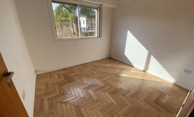 Venta - OPORTUNIDAD! Depto. 4 amb c/Balcón y Cochera