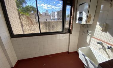 Venta - OPORTUNIDAD! Depto. 4 amb c/Balcón y Cochera