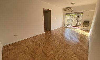 Venta - OPORTUNIDAD! Depto. 4 amb c/Balcón y Cochera