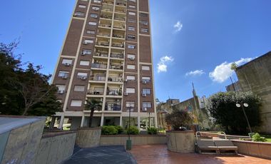 Venta - OPORTUNIDAD! Depto. 4 amb c/Balcón y Cochera