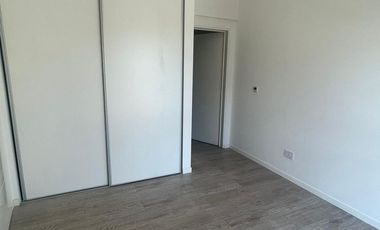 Amplio Departamento de 2 ambientes al frente en Temperley Este