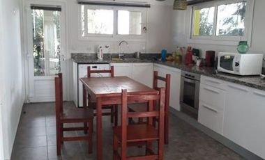 Excelente propiedad estilo moderno con gran parque y piscina en barrio Brickland, Canning.