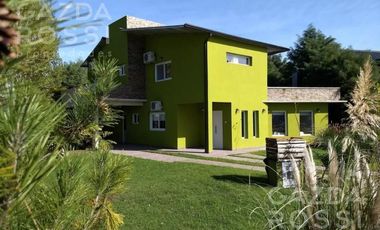 Excelente propiedad estilo moderno con gran parque y piscina en barrio Brickland, Canning.