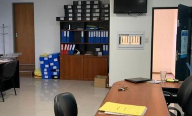 OFICNA O CASA CON  GALPON Y FONDO LIBRE