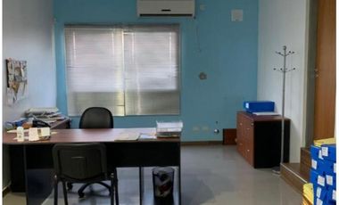 OFICNA O CASA CON  GALPON Y FONDO LIBRE