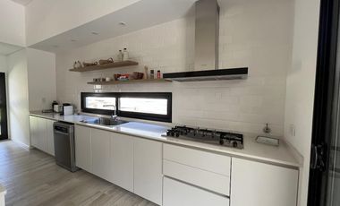 Casa en Alquiler - Barrio Deportivo Lote 380 de Costa Esmeralda - Alquiler temporario - Excelente casa