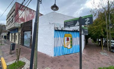 Dos locales   casa a la venta sobre AV 202